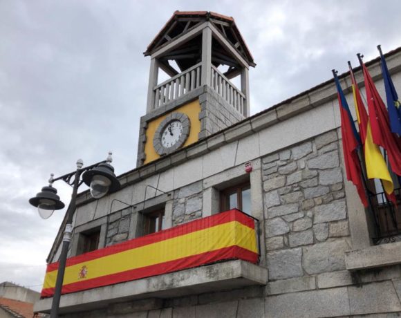 Ayuntamiento de Moralzarzal con la bandera de España en el balcón