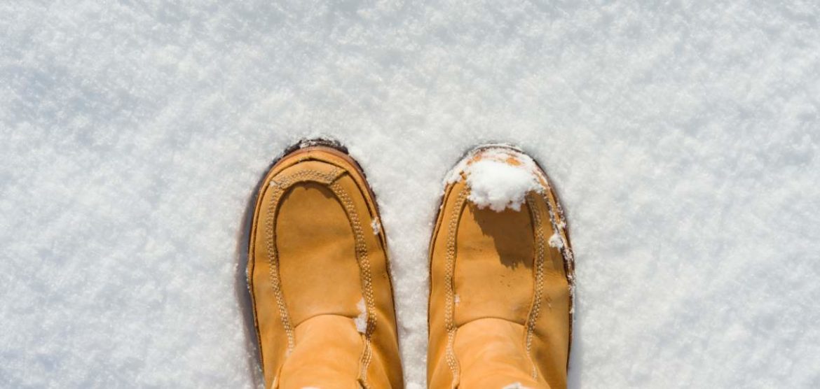 Botas de mujer sobre fondo de nieve