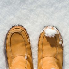 Botas de mujer sobre fondo de nieve