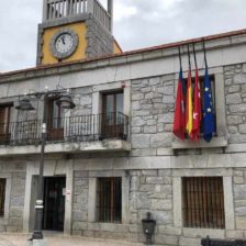 Ayuntamiento de Moralzarzal con bandera a media asta