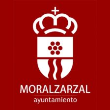 Logo de Moralzarzal en blanco sobre fondo burdeos