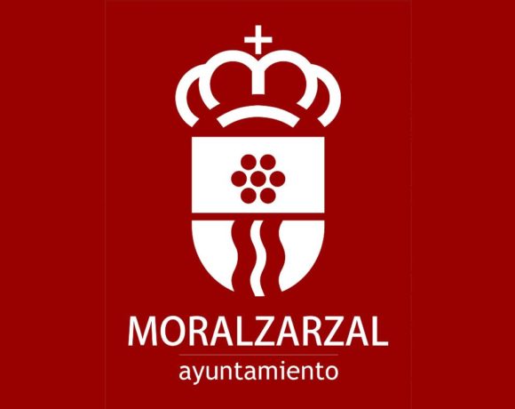 Logo de Moralzarzal en blanco sobre fondo burdeos