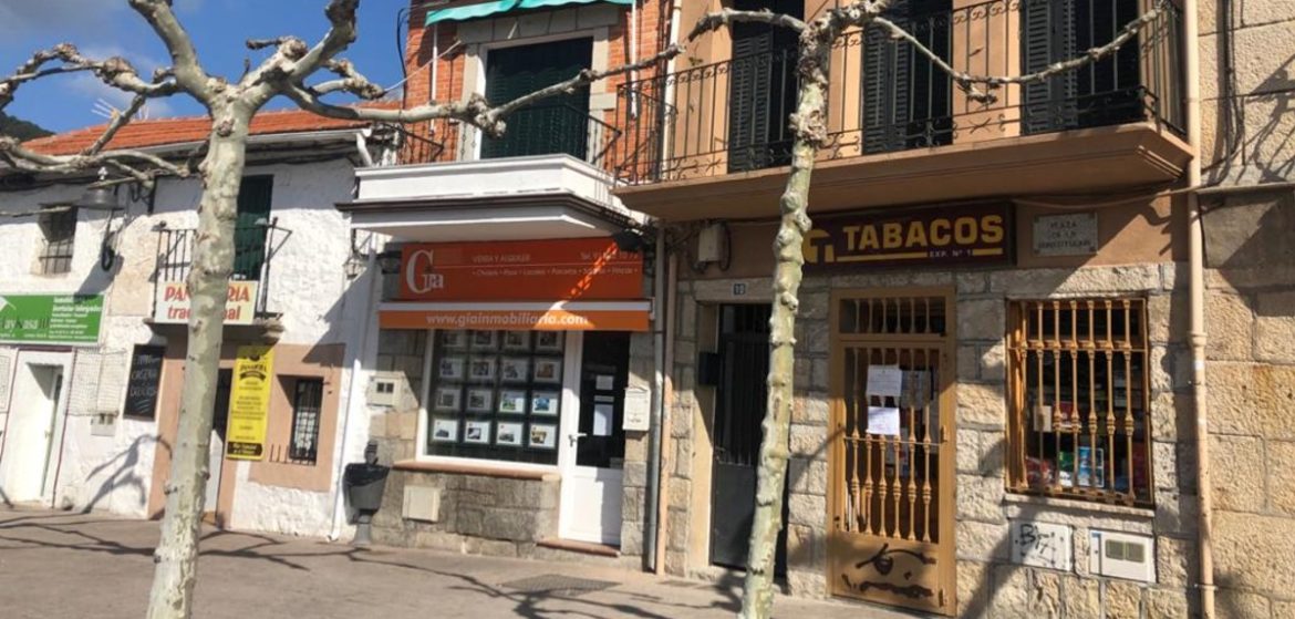 Vista exterior del estanco de la plaza de Moralzarzal