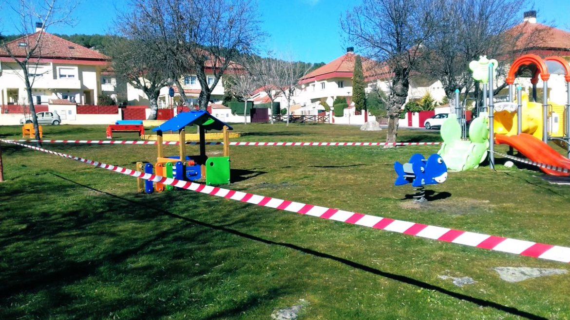 Parque infantil precintado en Moralzarzal
