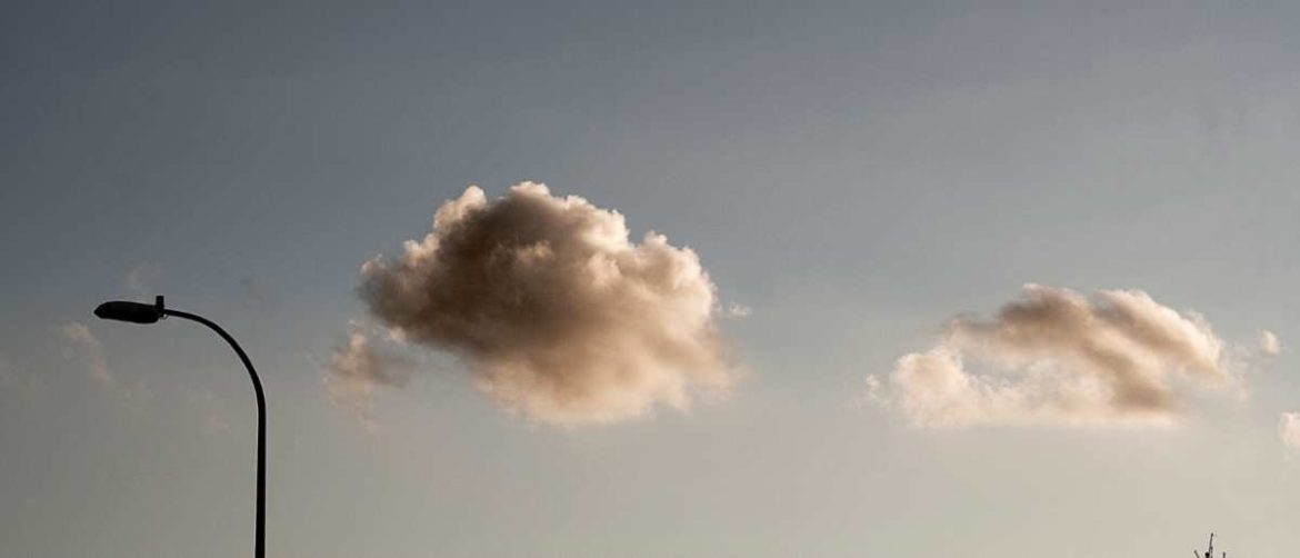 Una farola con una nube al fondo