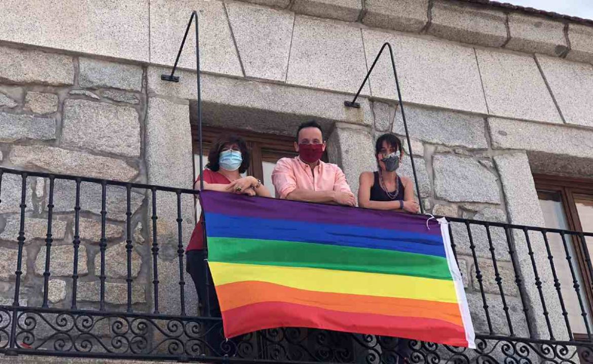 Autoridades de Moralzarzal con una pancarta LGTBIQ