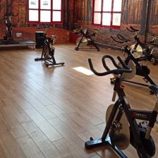 Interior del gimnasio de Moralzarzal con las bicicletas de spinning