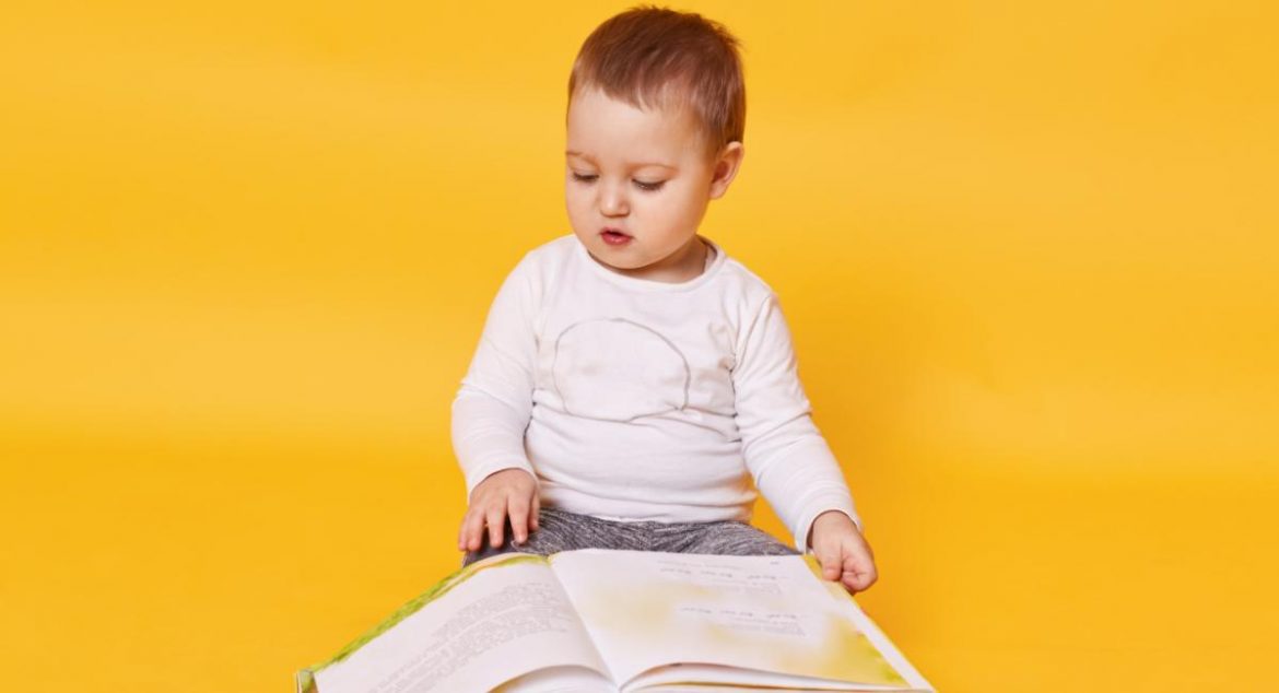 Un bebé con un libro abierto