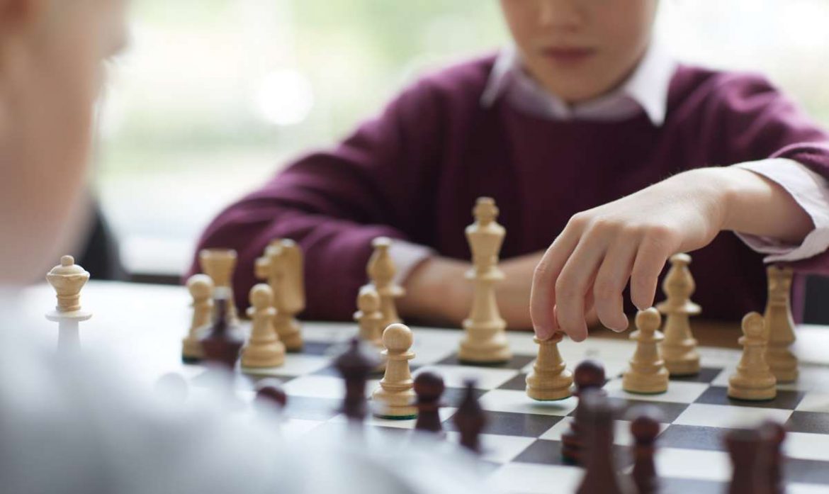 Unos niños juegan al ajedrez