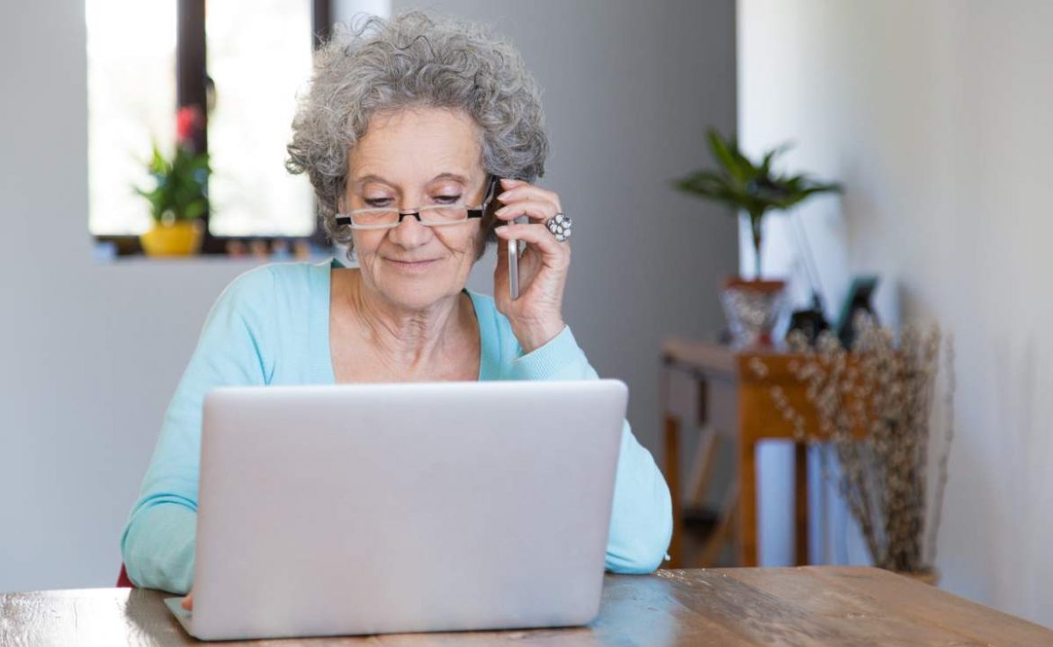 Una mujer mayor con un portátil