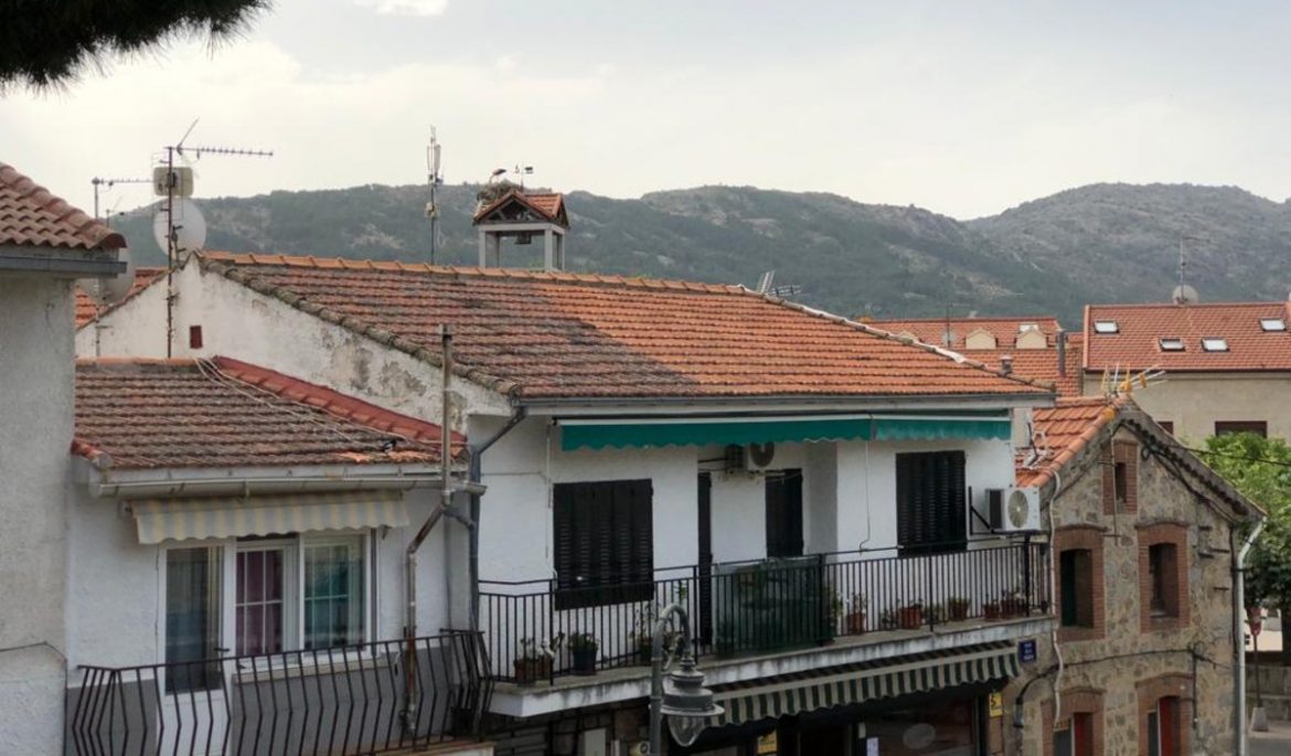 Casas de Moralzarzal con la torre del Ayuntamiento al fondo