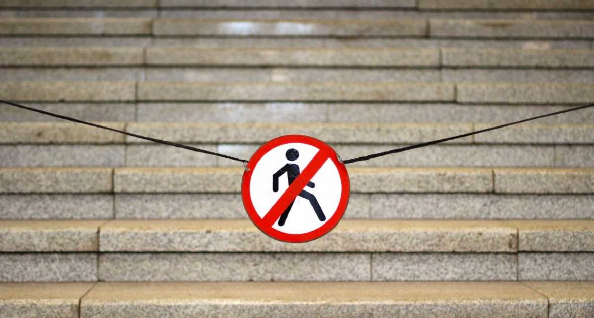 Una señal de prohibido el paso para peatones