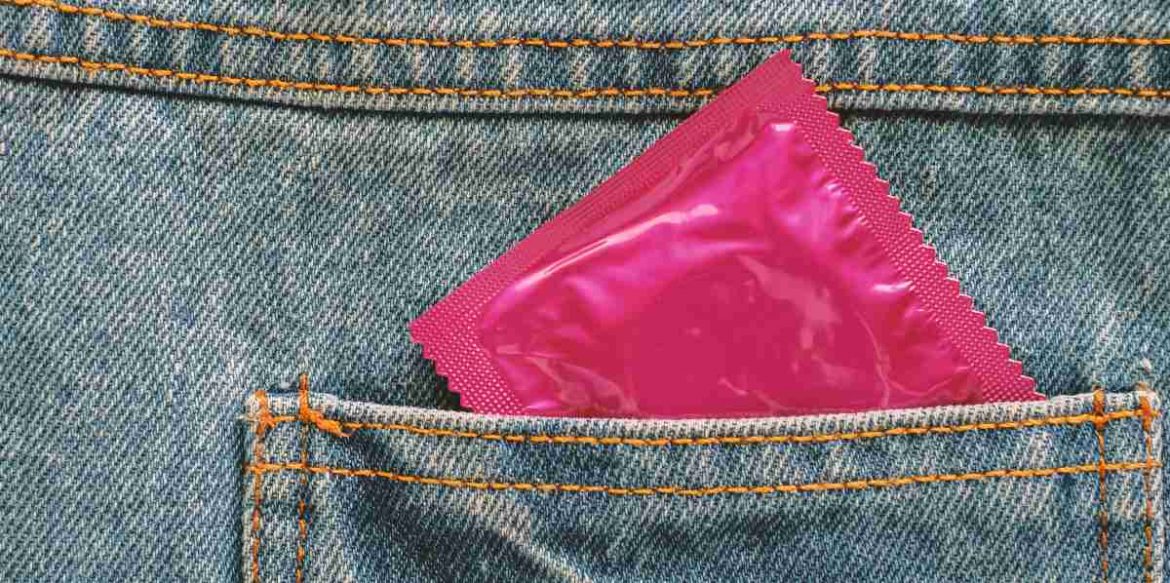 Preservativo en el bolsillo de un pantalón vaquero