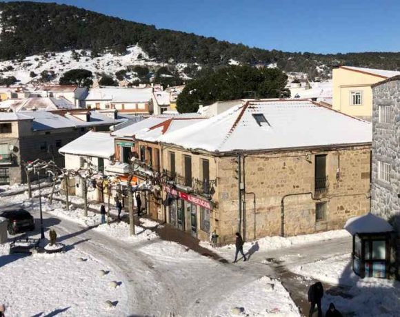 La plaza de la constitución de Moralzarzal, nevada