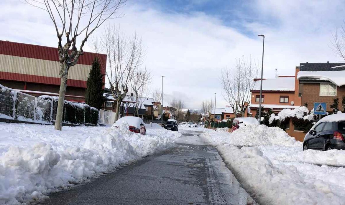 Una calle de Moralzarzal tras la nevada