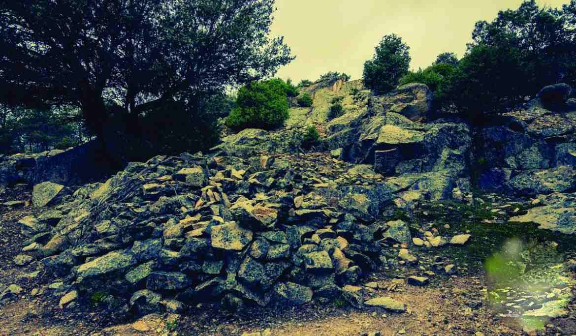 Acumulación de rocas en la ruta del Postuero de Moralzarzal