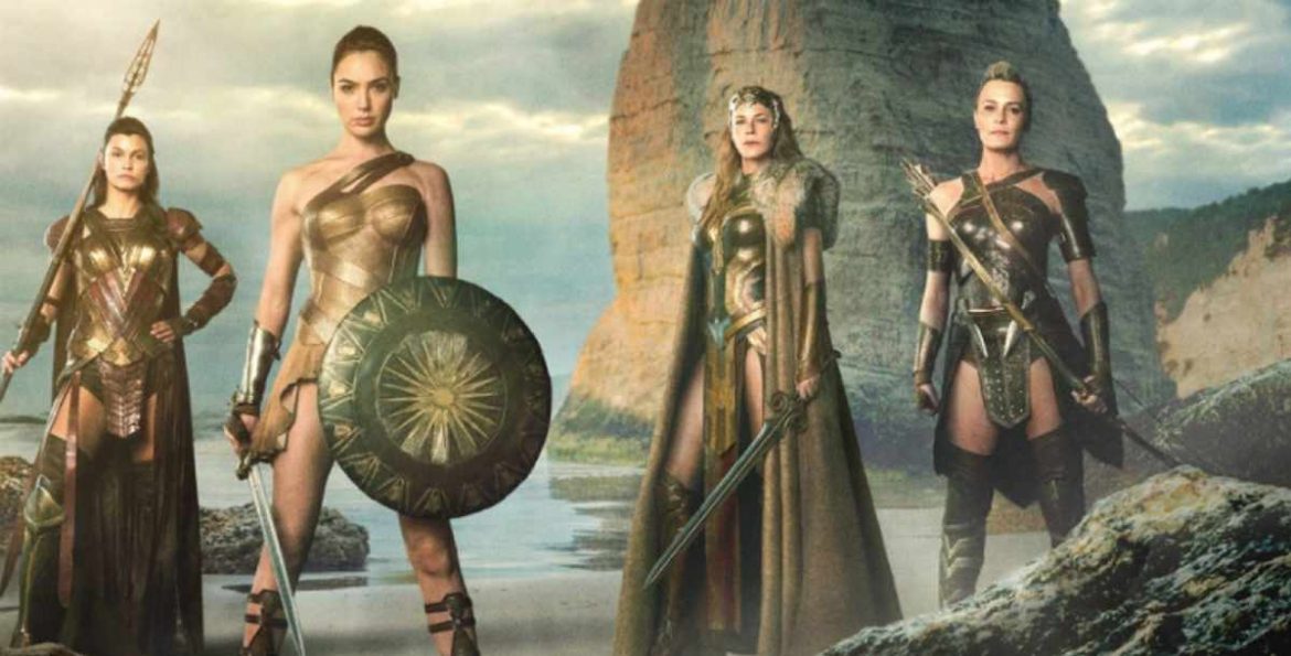 Mujeres guerreras con espadas y escudos