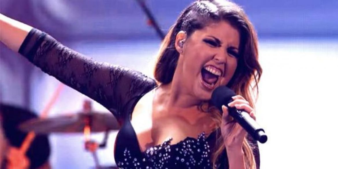 Cristina Ramos cantando