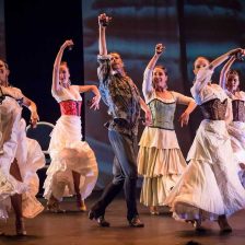 Bailarines flamencos en un escenario