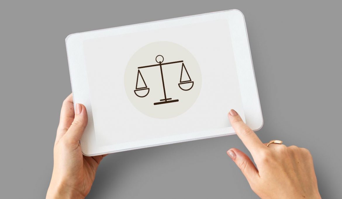 Balanza de la Justicia en una tableta digital