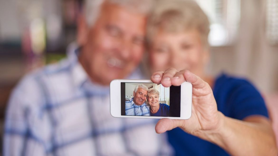Una pareja mayor haciéndose un selfie