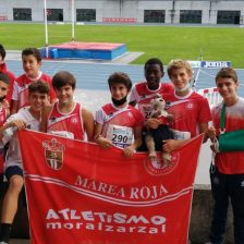 Componentes de equipo de Atletismo Moralzarzal con la bandera del club