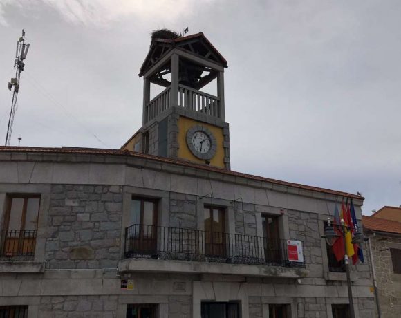 Fachada del Ayuntamiento de Moralzarzal con la torre del reloj