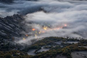 Una pueblo a lo lejos envuelto en la niebla