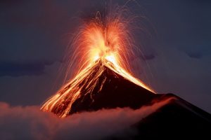 Un volcán en erupción