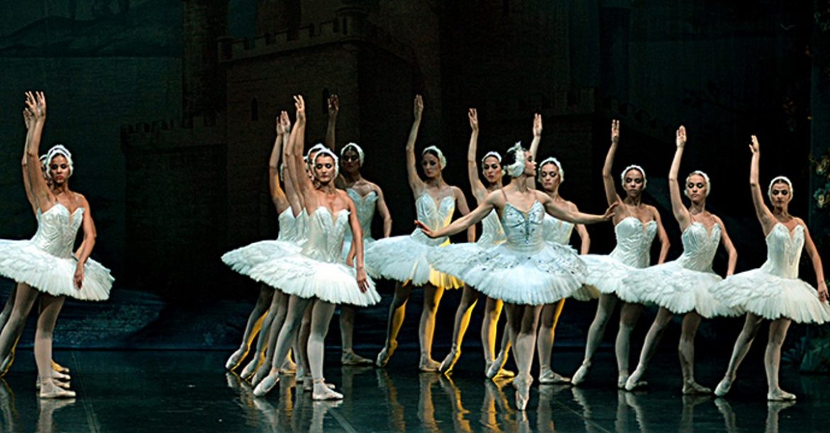 Bailarines de ballet clásico interpretan El Lago de los Cisnes