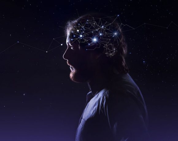Un hombre con estrellas del cosmos sobre su cabeza