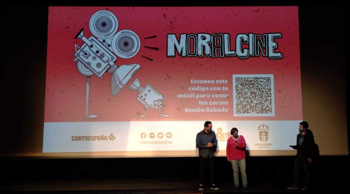 El alcalde de Noralzarzal y la concejala de Cultura anunciando el ganador de MoralCine 2021