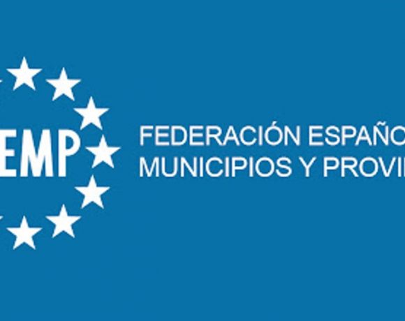 Logo de la FEMP rodeado de estrellas y sobre fondo azul