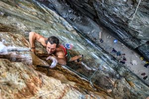 Un escalador en una pared