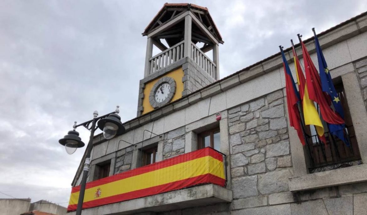 Balcón del Ayuntamiento de Moralzarzal con la bandera española