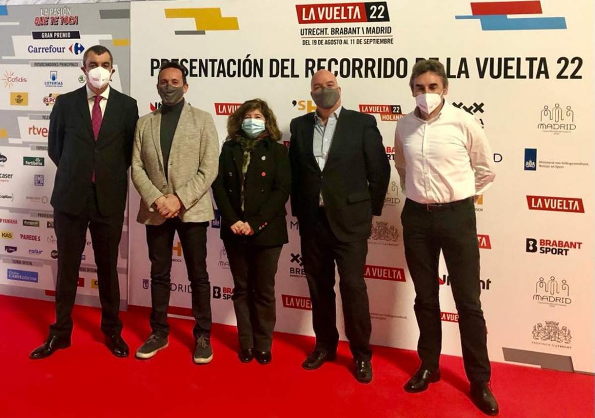 El alcalde de Moralzarzla con otras autoridades en la presentación de la Vuelta Ciclista a España 22