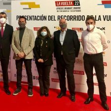 El alcalde de Moralzarzla con otras autoridades en la presentación de la Vuelta Ciclista a España 22