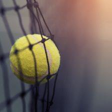 Una pelota de tenis golpea la red
