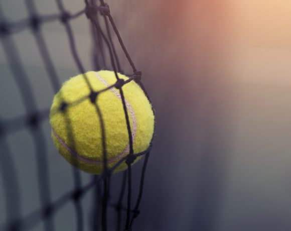 Una pelota de tenis golpea la red