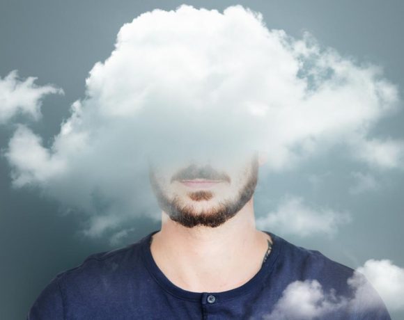 Un hombre con la cabeza envuelta en una nube