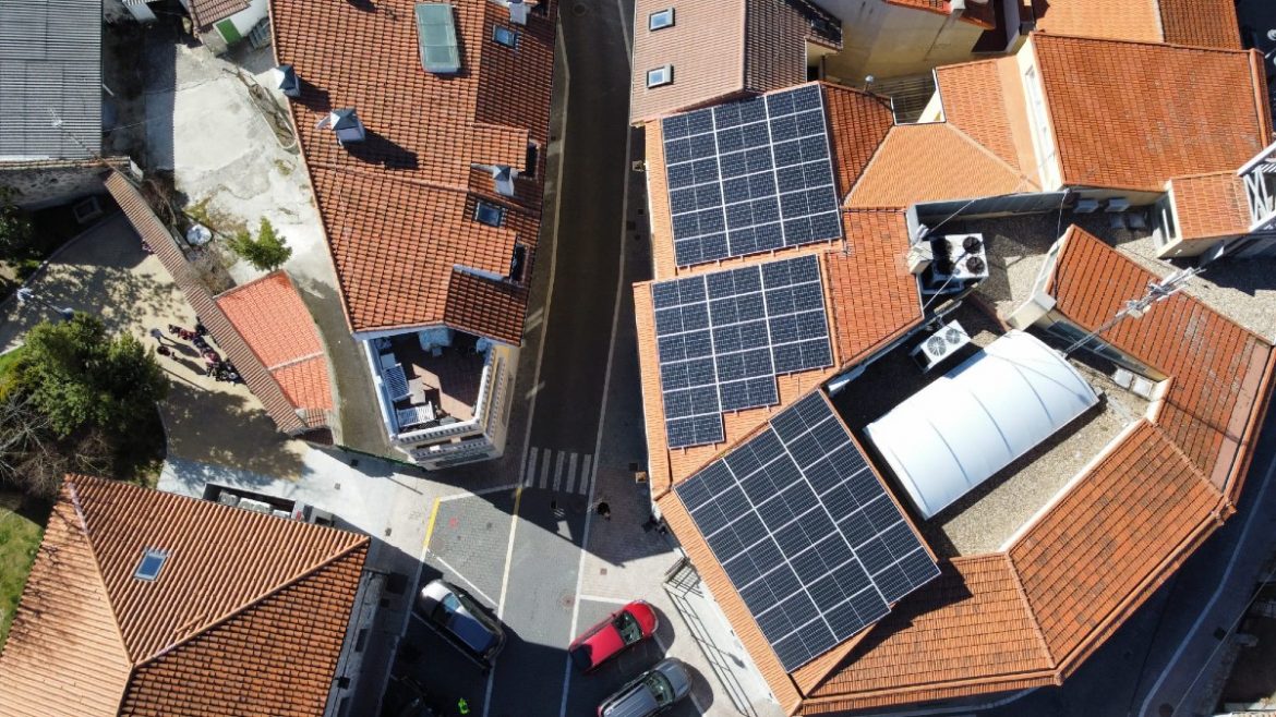 Placas solares sobre el tejado del Ayuntamiento de Moralzarzla