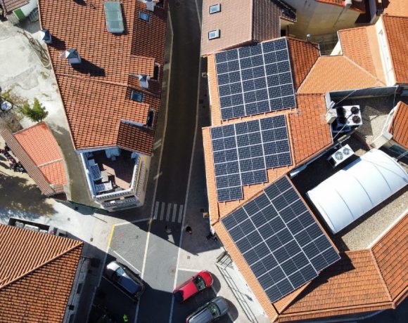 Placas solares sobre el tejado del Ayuntamiento de Moralzarzla