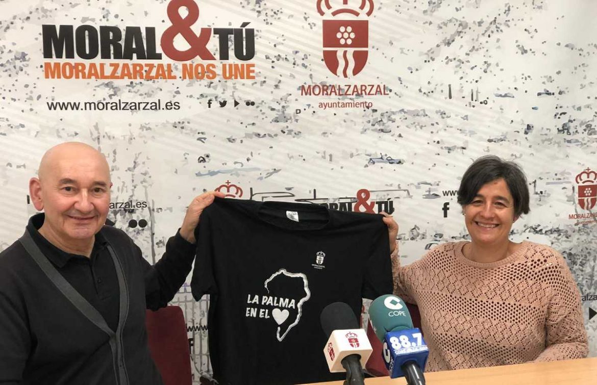 José Luis Pérez y Gema Duque sujetan una camiseta