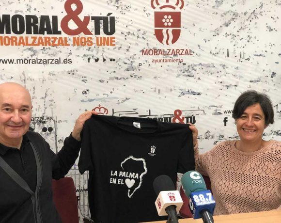 José Luis Pérez y Gema Duque sujetan una camiseta
