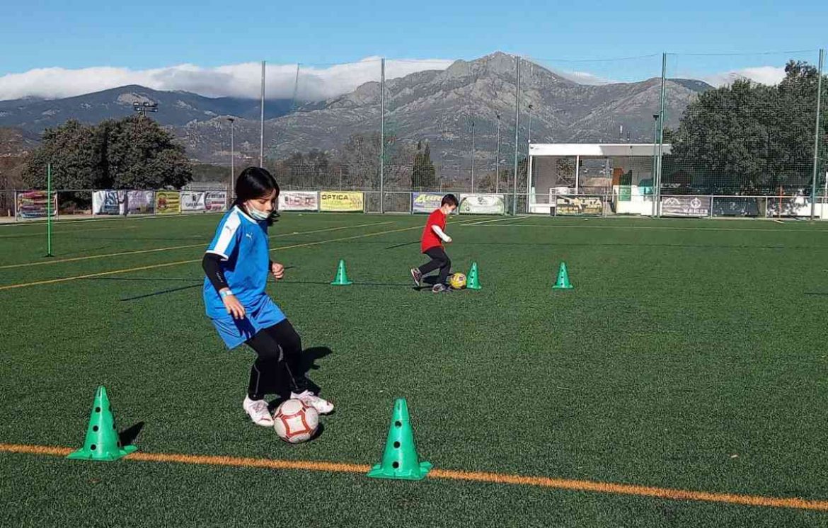 Unos niños entrenan al fútbol
