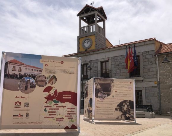 Plaza del Ayuntamiento de Moralzarzal con los paneles de la exposición