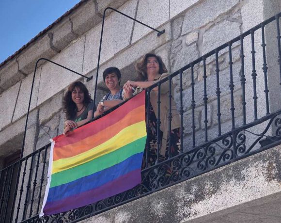 Concejalas de lAyuntamiento de Moralzarzal en el balcón con la bandera LGTBI