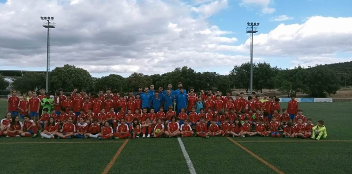 Imagen con todos los miembros de la Escuela de fútbol de Moralzarzal