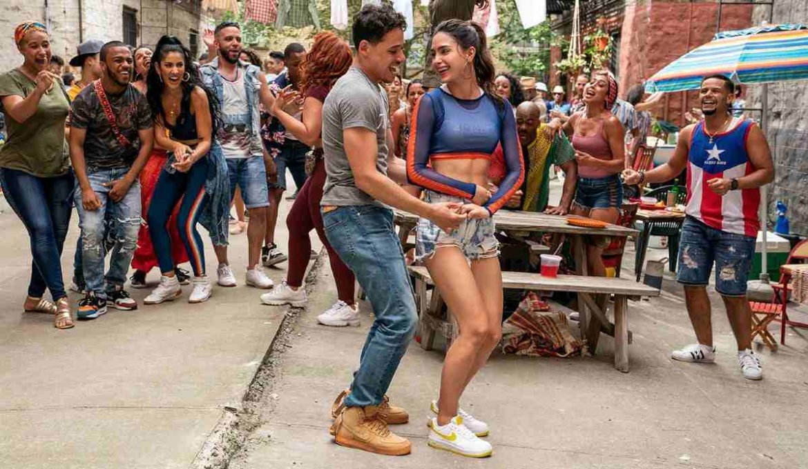 Fotograma de la película En un barrio de Nueva York con gente bailando