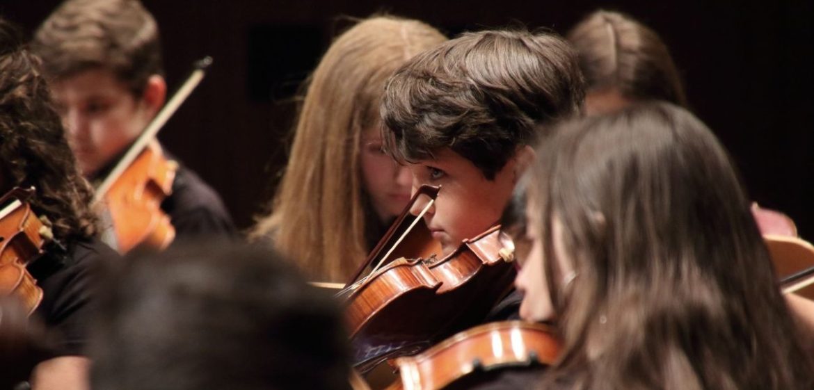 Unos jóvenes violinistas